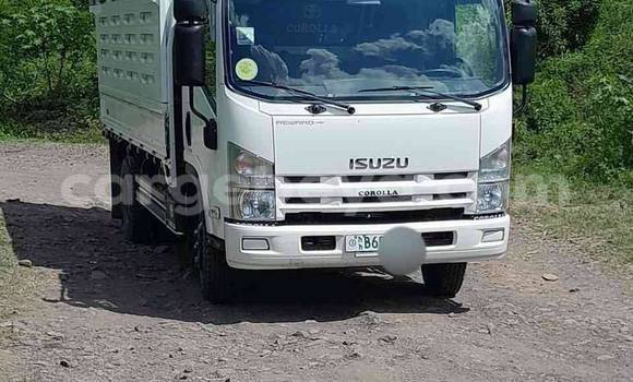 Oofamaa Isuzu FTR 850 White Netiree iti Addis–Ababa keessatti Ethiopia keessatti Oofamaa Isuzu FTR 850 White Netiree iti Addis–Ababa keessatti Ethiopia keessatti