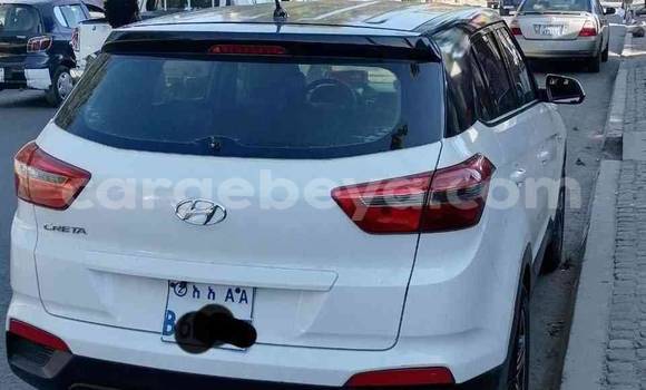 Oofamaa Hyundai Creta White Makiinaa iti Addis–Ababa keessatti Ethiopia keessatti Oofamaa Hyundai Creta White Makiinaa iti Addis–Ababa keessatti Ethiopia keessatti