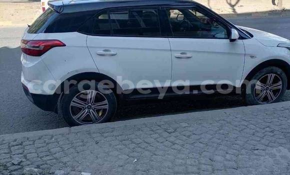 Oofamaa Hyundai Creta White Makiinaa iti Addis–Ababa keessatti Ethiopia keessatti Oofamaa Hyundai Creta White Makiinaa iti Addis–Ababa keessatti Ethiopia keessatti