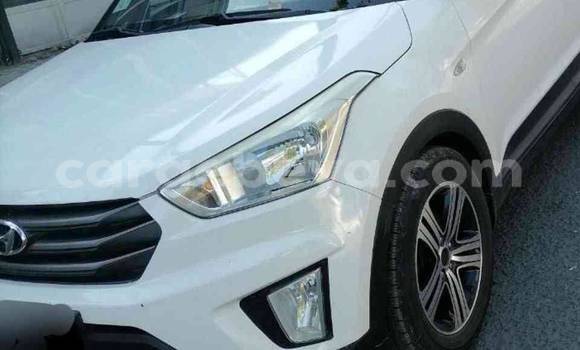 Oofamaa Hyundai Creta White Makiinaa iti Addis–Ababa keessatti Ethiopia keessatti Oofamaa Hyundai Creta White Makiinaa iti Addis–Ababa keessatti Ethiopia keessatti
