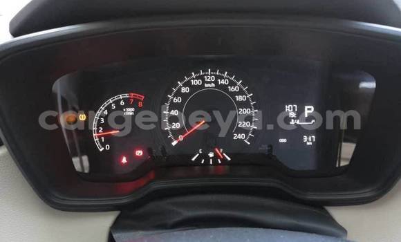 Oofamaa Toyota Corolla White Makiinaa iti Addis–Ababa keessatti Ethiopia keessatti Oofamaa Toyota Corolla White Makiinaa iti Addis–Ababa keessatti Ethiopia keessatti