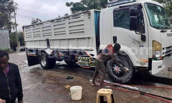 Oofamaa Isuzu FTR 850 White Netiree iti Addis–Ababa keessatti Ethiopia keessatti Oofamaa Isuzu FTR 850 White Netiree iti Addis–Ababa keessatti Ethiopia keessatti