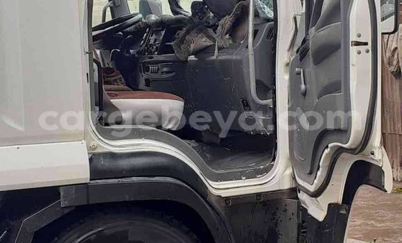 Oofamaa Isuzu FTR 850 White Netiree iti Addis–Ababa keessatti Ethiopia keessatti Oofamaa Isuzu FTR 850 White Netiree iti Addis–Ababa keessatti Ethiopia keessatti