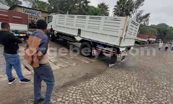 Oofamaa Isuzu FTR 850 White Netiree iti Addis–Ababa keessatti Ethiopia keessatti Oofamaa Isuzu FTR 850 White Netiree iti Addis–Ababa keessatti Ethiopia keessatti