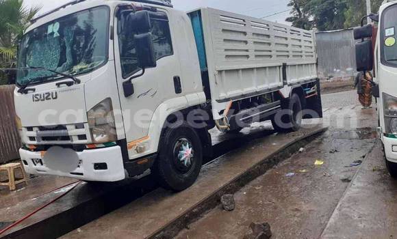Oofamaa Isuzu FTR 850 White Netiree iti Addis–Ababa keessatti Ethiopia keessatti Oofamaa Isuzu FTR 850 White Netiree iti Addis–Ababa keessatti Ethiopia keessatti