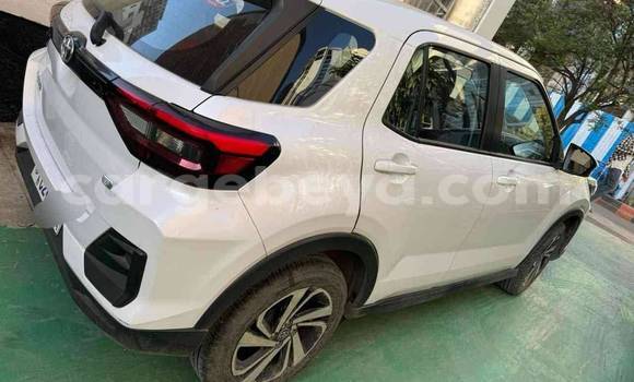 Oofamaa Toyota Ractis White Makiinaa iti Addis–Ababa keessatti Ethiopia keessatti Oofamaa Toyota Ractis White Makiinaa iti Addis–Ababa keessatti Ethiopia keessatti
