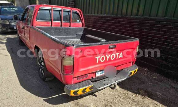 Oofamaa Toyota Hilux Red Makiinaa iti Addis–Ababa keessatti Ethiopia keessatti Oofamaa Toyota Hilux Red Makiinaa iti Addis–Ababa keessatti Ethiopia keessatti