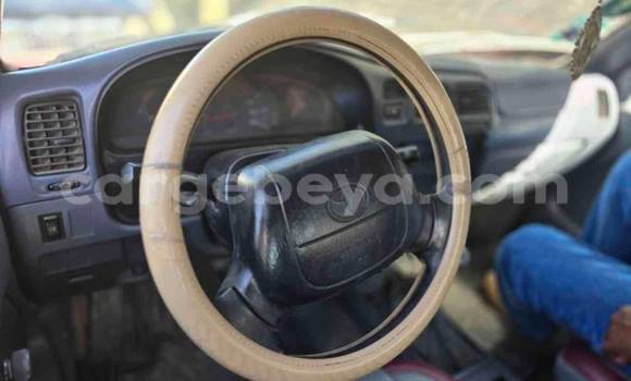 Oofamaa Toyota Hilux Red Makiinaa iti Addis–Ababa keessatti Ethiopia keessatti Oofamaa Toyota Hilux Red Makiinaa iti Addis–Ababa keessatti Ethiopia keessatti