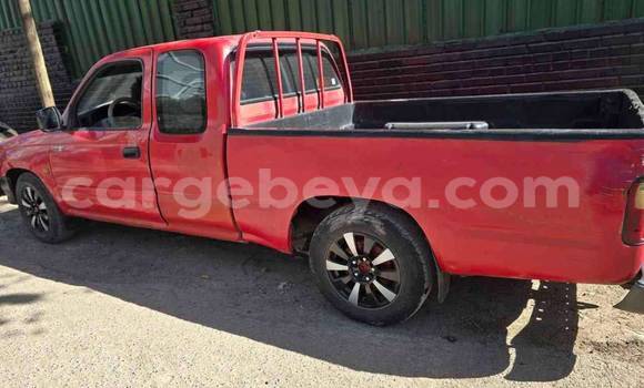 Oofamaa Toyota Hilux Red Makiinaa iti Addis–Ababa keessatti Ethiopia keessatti Oofamaa Toyota Hilux Red Makiinaa iti Addis–Ababa keessatti Ethiopia keessatti