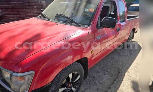 Oofamaa Toyota Hilux Red Makiinaa iti Addis–Ababa keessatti Ethiopia keessatti Oofamaa Toyota Hilux Red Makiinaa iti Addis–Ababa keessatti Ethiopia keessatti