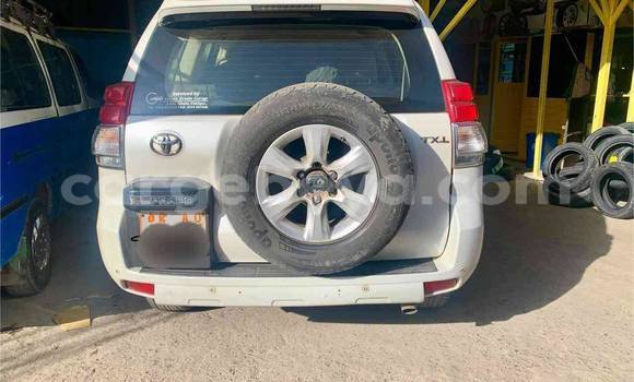 Oofamaa Toyota Land Cruiser Prado White Makiinaa iti Addis–Ababa keessatti Ethiopia keessatti Oofamaa Toyota Land Cruiser Prado White Makiinaa iti Addis–Ababa keessatti Ethiopia keessatti