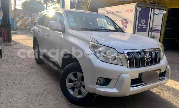 Oofamaa Toyota Land Cruiser Prado White Makiinaa iti Addis–Ababa keessatti Ethiopia keessatti Oofamaa Toyota Land Cruiser Prado White Makiinaa iti Addis–Ababa keessatti Ethiopia keessatti
