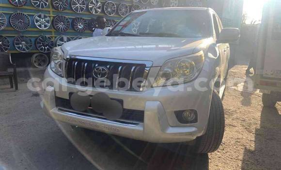 Oofamaa Toyota Land Cruiser Prado White Makiinaa iti Addis–Ababa keessatti Ethiopia keessatti Oofamaa Toyota Land Cruiser Prado White Makiinaa iti Addis–Ababa keessatti Ethiopia keessatti