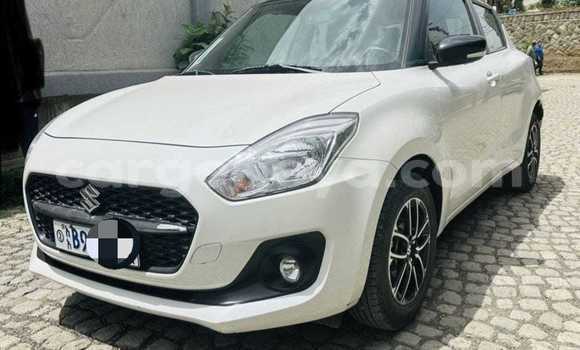 Oofamaa Suzuki Swift White Makiinaa iti Addis–Ababa keessatti Ethiopia keessatti