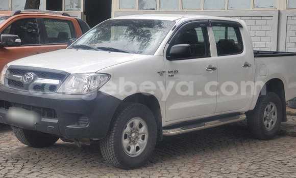 Oofamaa Toyota Hilux White Makiinaa iti Addis Zemen keessatti Amhara keessatti Oofamaa Toyota Hilux White Makiinaa iti Addis Zemen keessatti Amhara keessatti