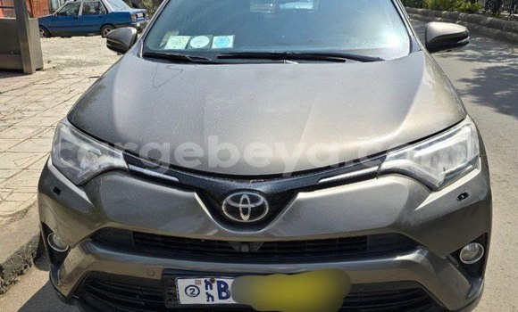 Oofamaa Toyota RAV4 Brown Makiinaa iti Addis–Ababa keessatti Ethiopia keessatti