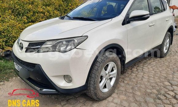 ይግዙ ያገለገለ Toyota RAV4 ነጭ መኪና በ አዲስ አበባ በ ኢትዮጵያ