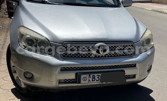ይግዙ ያገለገለ Toyota RAV4 ሌላ መኪና በ አዲስ አበባ በ ኢትዮጵያ