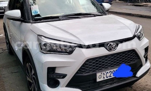 Oofamaa Toyota RAV4 White Makiinaa iti Addis–Ababa keessatti Ethiopia keessatti