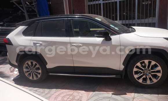 ይግዙ ያገለገለ Toyota RAV4 ነጭ መኪና በ አዲስ አበባ በ ኢትዮጵያ ይግዙ ያገለገለ Toyota RAV4 ነጭ መኪና በ አዲስ አበባ በ ኢትዮጵያ