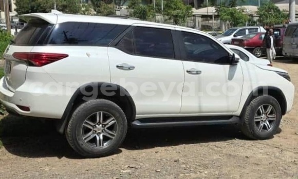 ይግዙ ያገለገለ Toyota Fortuner ነጭ መኪና በ አዲስ አበባ በ ኢትዮጵያ ይግዙ ያገለገለ Toyota Fortuner ነጭ መኪና በ አዲስ አበባ በ ኢትዮጵያ