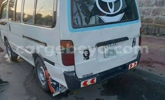 Oofamaa Toyota Hiace Red Makiinaa iti Addiet–Canna keessatti Ethiopia keessatti Oofamaa Toyota Hiace Red Makiinaa iti Addiet–Canna keessatti Ethiopia keessatti