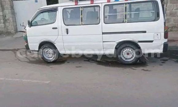 Oofamaa Toyota Hiace Red Makiinaa iti Addiet–Canna keessatti Ethiopia keessatti Oofamaa Toyota Hiace Red Makiinaa iti Addiet–Canna keessatti Ethiopia keessatti