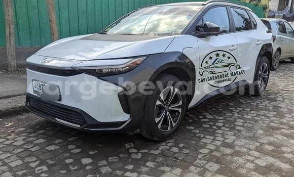 Buy Used Toyota Matrix White Car in Addis 'Alem in Amhara Buy Used Toyota Matrix White Car in Addis 'Alem in Amhara