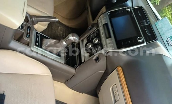 Oofamaa Toyota Land Cruiser Prado White Makiinaa iti Addis–Ababa keessatti Ethiopia keessatti Oofamaa Toyota Land Cruiser Prado White Makiinaa iti Addis–Ababa keessatti Ethiopia keessatti