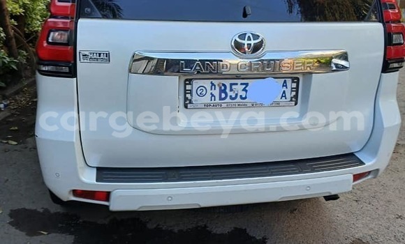 Oofamaa Toyota Land Cruiser Prado White Makiinaa iti Addis–Ababa keessatti Ethiopia keessatti Oofamaa Toyota Land Cruiser Prado White Makiinaa iti Addis–Ababa keessatti Ethiopia keessatti