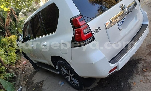 Oofamaa Toyota Land Cruiser Prado White Makiinaa iti Addis–Ababa keessatti Ethiopia keessatti Oofamaa Toyota Land Cruiser Prado White Makiinaa iti Addis–Ababa keessatti Ethiopia keessatti