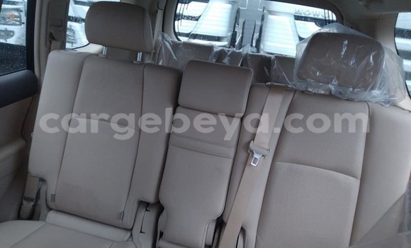 Oofamaa Toyota Land Cruiser Prado White Makiinaa iti Addis–Ababa keessatti Ethiopia keessatti Oofamaa Toyota Land Cruiser Prado White Makiinaa iti Addis–Ababa keessatti Ethiopia keessatti