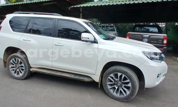 Oofamaa Toyota Land Cruiser Prado White Makiinaa iti Addis–Ababa keessatti Ethiopia keessatti Oofamaa Toyota Land Cruiser Prado White Makiinaa iti Addis–Ababa keessatti Ethiopia keessatti