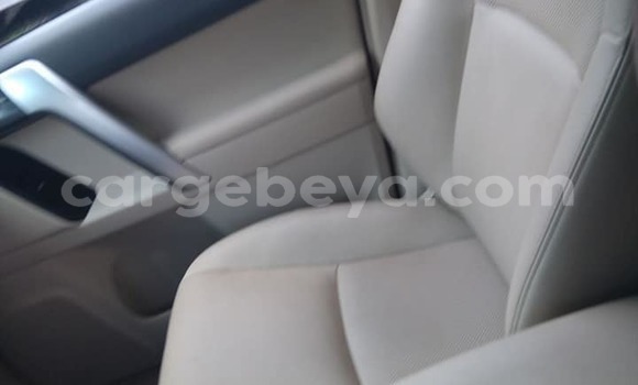 Oofamaa Toyota Land Cruiser Prado White Makiinaa iti Addis–Ababa keessatti Ethiopia keessatti Oofamaa Toyota Land Cruiser Prado White Makiinaa iti Addis–Ababa keessatti Ethiopia keessatti