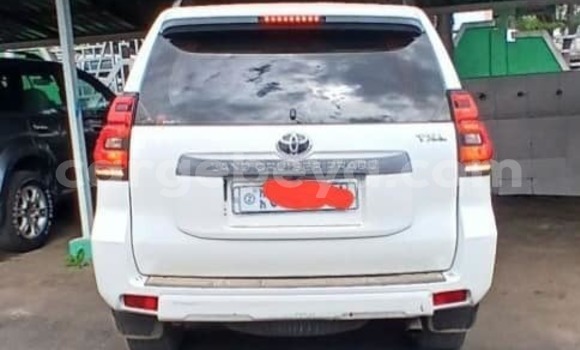 Oofamaa Toyota Land Cruiser Prado White Makiinaa iti Addis–Ababa keessatti Ethiopia keessatti Oofamaa Toyota Land Cruiser Prado White Makiinaa iti Addis–Ababa keessatti Ethiopia keessatti