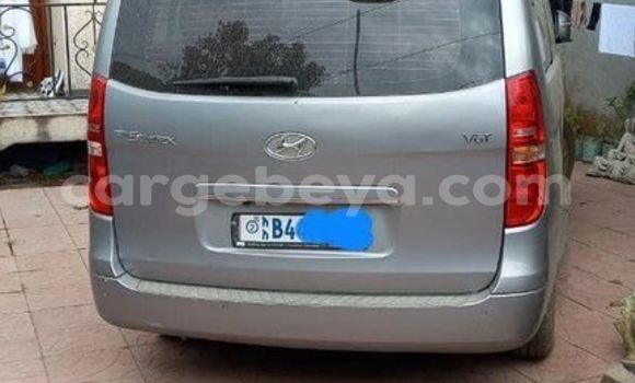 Oofamaa Hyundai Grand Starex White Makiinaa iti Addis–Ababa keessatti Ethiopia keessatti Oofamaa Hyundai Grand Starex White Makiinaa iti Addis–Ababa keessatti Ethiopia keessatti
