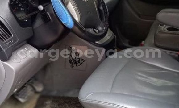 Oofamaa Hyundai Grand Starex White Makiinaa iti Addis–Ababa keessatti Ethiopia keessatti Oofamaa Hyundai Grand Starex White Makiinaa iti Addis–Ababa keessatti Ethiopia keessatti