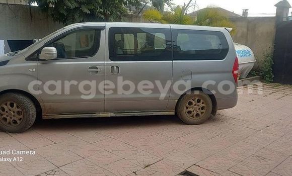 Oofamaa Hyundai Grand Starex White Makiinaa iti Addis–Ababa keessatti Ethiopia keessatti Oofamaa Hyundai Grand Starex White Makiinaa iti Addis–Ababa keessatti Ethiopia keessatti