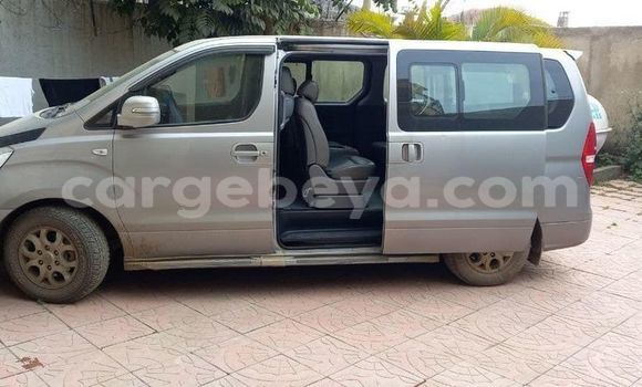 Oofamaa Hyundai Grand Starex White Makiinaa iti Addis–Ababa keessatti Ethiopia keessatti Oofamaa Hyundai Grand Starex White Makiinaa iti Addis–Ababa keessatti Ethiopia keessatti
