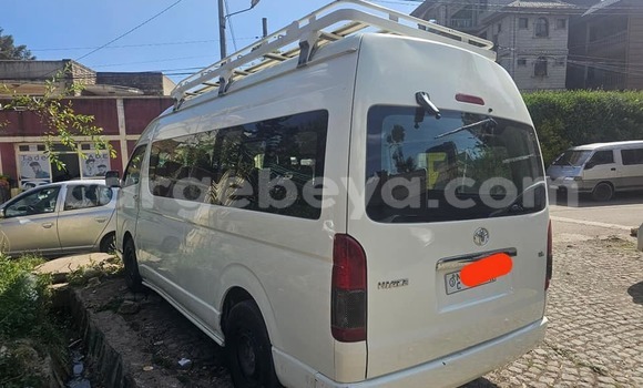 Oofamaa Toyota Hiace White Makiinaa iti Addis–Ababa keessatti Ethiopia keessatti Oofamaa Toyota Hiace White Makiinaa iti Addis–Ababa keessatti Ethiopia keessatti
