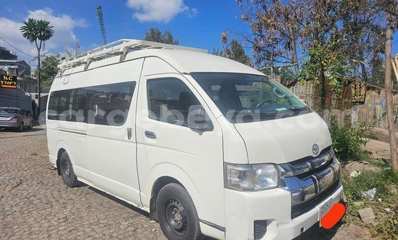 Oofamaa Toyota Hiace White Makiinaa iti Addis–Ababa keessatti Ethiopia keessatti Oofamaa Toyota Hiace White Makiinaa iti Addis–Ababa keessatti Ethiopia keessatti