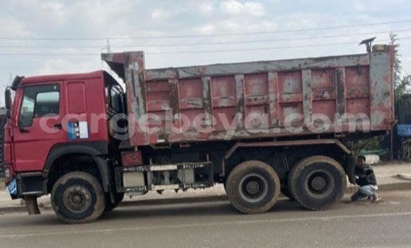 Oofamaa Simca 1300/1500 Red Makiinaa iti Addis–Ababa keessatti Ethiopia keessatti Oofamaa Simca 1300/1500 Red Makiinaa iti Addis–Ababa keessatti Ethiopia keessatti