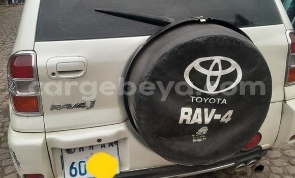 Oofamaa Toyota RAV4 White Makiinaa iti Addis–Ababa keessatti Ethiopia keessatti Oofamaa Toyota RAV4 White Makiinaa iti Addis–Ababa keessatti Ethiopia keessatti