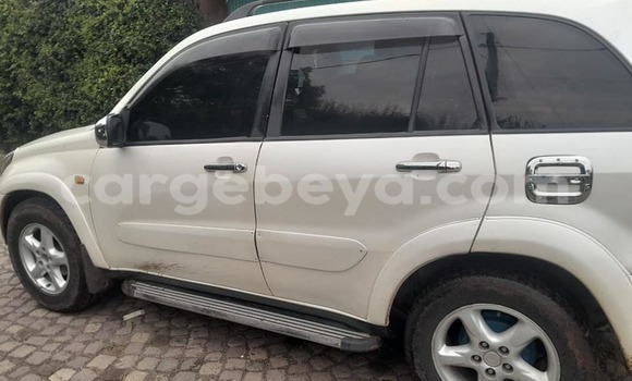 Oofamaa Toyota RAV4 White Makiinaa iti Addis–Ababa keessatti Ethiopia keessatti Oofamaa Toyota RAV4 White Makiinaa iti Addis–Ababa keessatti Ethiopia keessatti