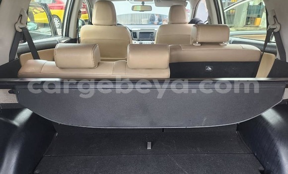 Oofamaa Toyota RAV4 White Makiinaa iti Addis–Ababa keessatti Ethiopia keessatti Oofamaa Toyota RAV4 White Makiinaa iti Addis–Ababa keessatti Ethiopia keessatti