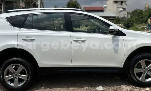 Oofamaa Toyota RAV4 White Makiinaa iti Addis–Ababa keessatti Ethiopia keessatti Oofamaa Toyota RAV4 White Makiinaa iti Addis–Ababa keessatti Ethiopia keessatti