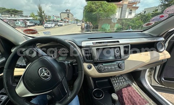 Oofamaa Toyota RAV4 White Makiinaa iti Addis–Ababa keessatti Ethiopia keessatti Oofamaa Toyota RAV4 White Makiinaa iti Addis–Ababa keessatti Ethiopia keessatti