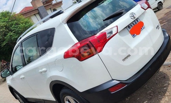 Oofamaa Toyota RAV4 White Makiinaa iti Addis–Ababa keessatti Ethiopia keessatti Oofamaa Toyota RAV4 White Makiinaa iti Addis–Ababa keessatti Ethiopia keessatti