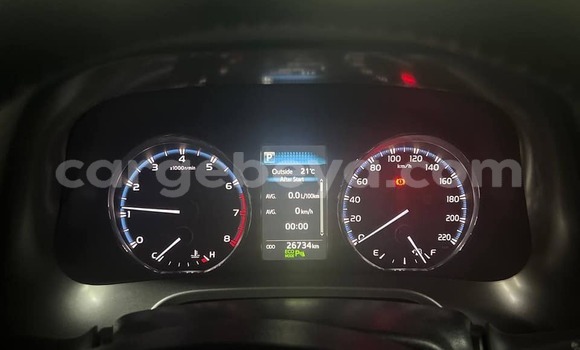 Oofamaa Toyota RAV4 White Makiinaa iti Addis–Ababa keessatti Ethiopia keessatti Oofamaa Toyota RAV4 White Makiinaa iti Addis–Ababa keessatti Ethiopia keessatti