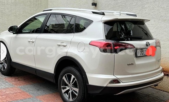 Oofamaa Toyota RAV4 White Makiinaa iti Addis–Ababa keessatti Ethiopia keessatti Oofamaa Toyota RAV4 White Makiinaa iti Addis–Ababa keessatti Ethiopia keessatti